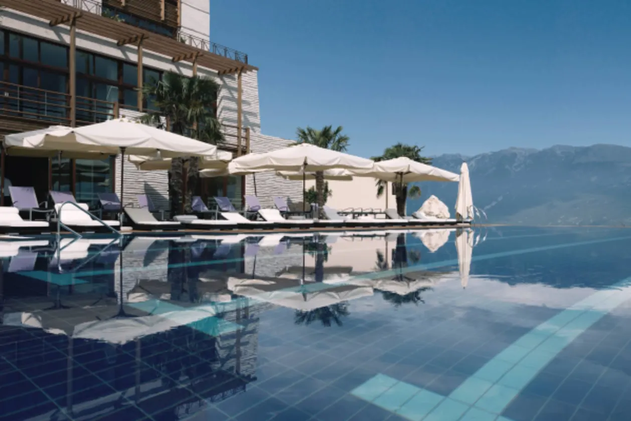Lefay Lago di Garda wellness retreat italy_Infinity Pool and Building